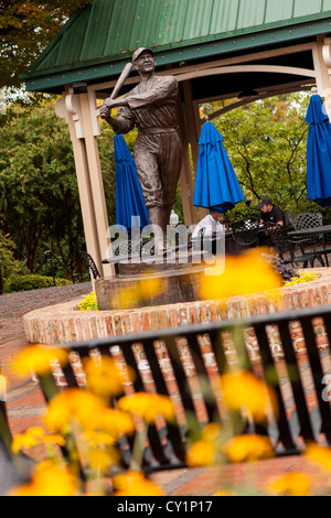 Park und Statue, die berüchtigten amerikanischen Baseball-Spieler Shoeless Joe Jackson in Greenville, South Carolina. Stockfoto