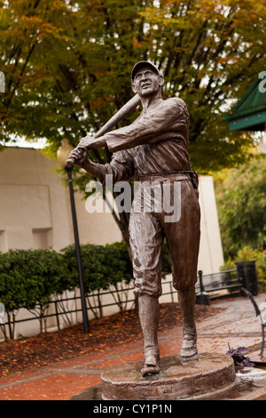 Park und Statue, die berüchtigten amerikanischen Baseball-Spieler Shoeless Joe Jackson in Greenville, South Carolina. Stockfoto