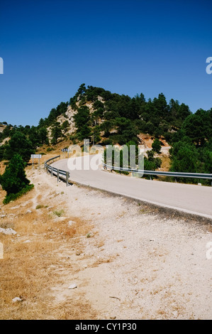 Ein Blick auf die Straße von hoch oben in den Bergen von Las Sierras de Cazorla, Segura y Las Villas Naturpark in Jaen, Spanien Stockfoto