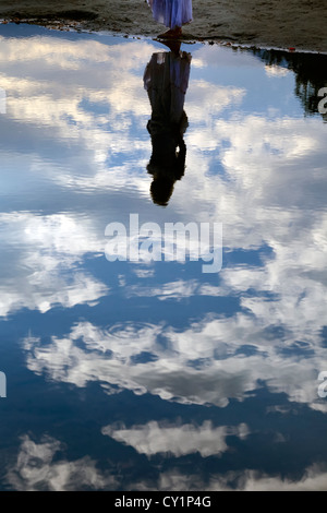 Reflexion einer Frau in einem weißen Kleid in einem Teich Stockfoto