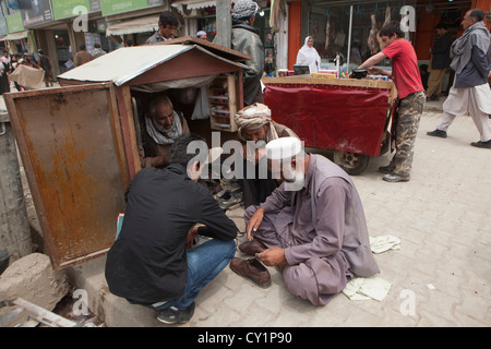 Schuhwerkstatt in kabul Stockfoto