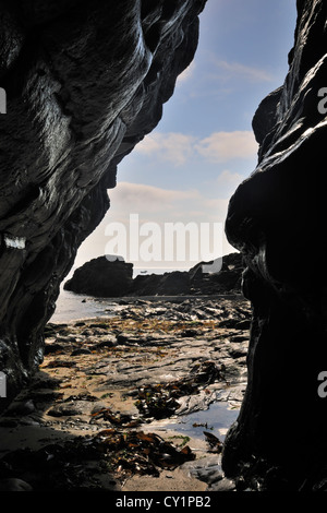 Geformten Felsen am Eingang zu einer Höhle bei Kirche Bucht, Halbinsel Lizard, Cornwall, England Stockfoto