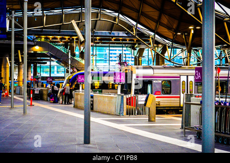 Reisende am Bahnhof Southern Cross in Melbourne, Australien. Stockfoto