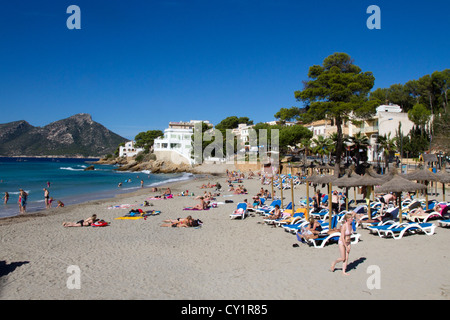 Menschen am Strand von Sant Elm Mallorca Mallorca Balearen Inseln Spanien Stockfoto