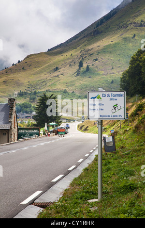 Zeichen für Radfahrer auf dem Col de Tourmalet, Pyrenäen, Frankreich Stockfoto