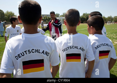 Spieler, die spielen Fußball Feld Sport einheitliche Welt Stockfoto