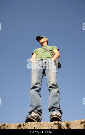 Junger Mann stehend Stockfoto