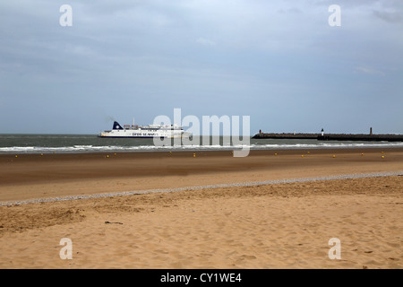 Calais Frankreich Calais Strand Côte Opale Pas De Calais DFDS Seaways Fähre in den Hafen kommen Stockfoto