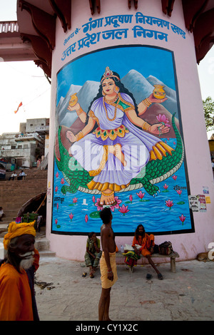 Typische Leben auf der Straße an den Ghats an den Ufern des Ganges in Varanasi, Indien Stockfoto
