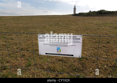 Cap Gris Nez Côte Opale Pas De Calais Frankreich Schild am Zaun Restaurierung im Gange Stockfoto