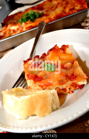 Italienisches Brot und Lasagne Stockfoto