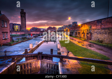 Schlösser an der Leeds-Liverpool-Kanal in der Nähe von Getreidespeicher Wharf, Leeds. Aufgenommen am Abend kurz vor Sonnenuntergang. Stockfoto