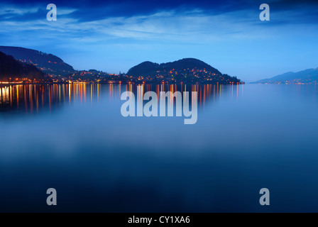 Thunersee in der Nacht. Hilterfingen. Berner Oberland. Schweiz. Stockfoto