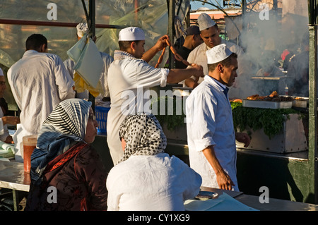 Nordafrika Marokko Marrakesch Djemaa el-Fna (Hauptplatz) Stände mit Nebel vom kochen Fleisch Stockfoto