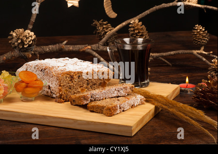 Vollkorn Christstollen, eine fehlerfreie Version eines Klassikers der deutschen Weihnacht Stockfoto