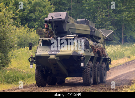 Luft-Verteidigung-Radar montiert auf einem Sisu XA-182 APC der finnischen Armee. Stockfoto