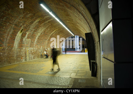 Ein Straßenmusikant am Südufer der Themse Stockfoto