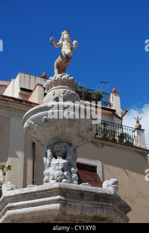 Der Brunnen auf der Piazza del Duomo, Taormina, Sizilien, Italien. Stockfoto