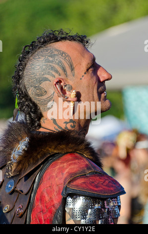 Cosplay-Mann mit Kopf Tattoos und Mohawk bei Faerieworlds Stockfoto