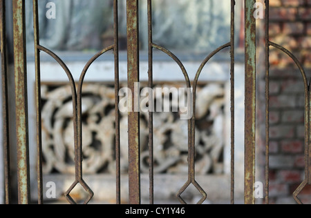 Bild von rostigen Zaun mit alten Haus im Hintergrund Stockfoto
