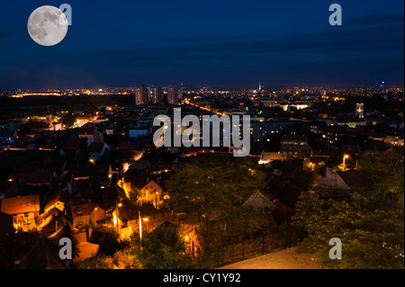 Zemun und Belgrad in der Abenddämmerung Stockfoto