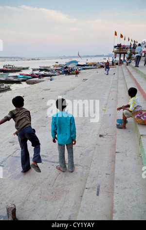 Typische Leben auf der Straße an den Ghats an den Ufern des Ganges in Varanasi, Indien Stockfoto