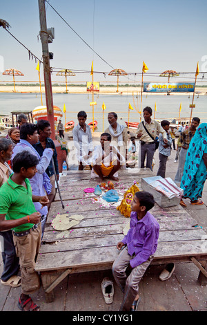 Typische Leben auf der Straße an den Ghats an den Ufern des Ganges in Varanasi, Indien Stockfoto
