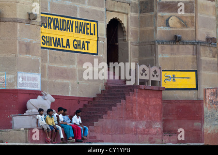 Typische Street Life an den Ghats an den Flussufern des Ganges in Varanasi, Indien Stockfoto