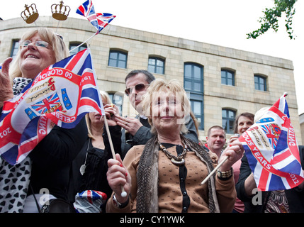 Queen Elizabeth Diamond Jubiläumsfeier auf ein Straßenfest vor dem goldenen Hart Pub an Einkaufsstraße, Juni 2012, london Stockfoto