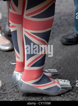 Eine Frau trägt die Union Jack/union flag Strumpfhosen an der Königin Elizabeths diamond Jubiläumsfeierlichkeiten london Juni 2012 Stockfoto