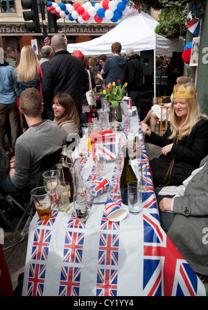 Straßenfest am Goldenen Herzen Pub, Spitalfields, Queen Elizabeth diamantenes Jubiläum feiern London Juni 2012 Stockfoto