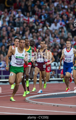 Taoufik Makhloufi (ALG) führt die Packung im Wettbewerb mit den Herren Vorrunde 1500m bei den Olympischen Sommerspielen 2012 in London Stockfoto