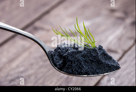 Kaviar und Dill auf einem Löffel aus Holz Hintergrund Stockfoto