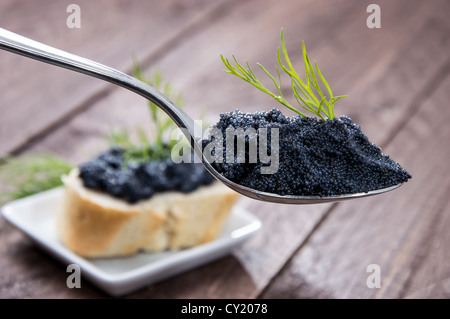 Kaviar und Dill auf einem Löffel aus Holz Hintergrund Stockfoto