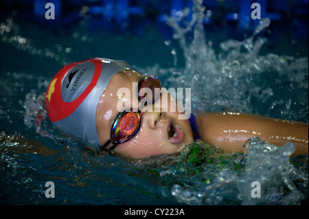 Ein Junge aus Schwimmen Team von Chen Jing Lun Sportschule Training. 3. August 2012 Stockfoto