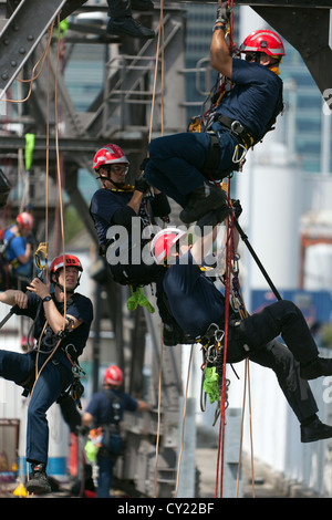 Mitglieder des Londoner Feuerwehr üben Seil Rettungsverfahren auf alten Kran in den Londoner Docklands. Stockfoto