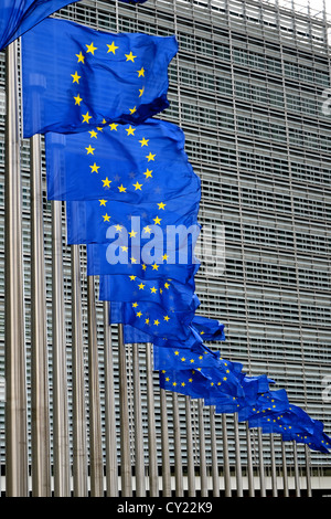 Europäische Union Flaggen vor Europäische Kommission Gebäude im Berlaymont-Gebäude in Brüssel, Belgien Stockfoto