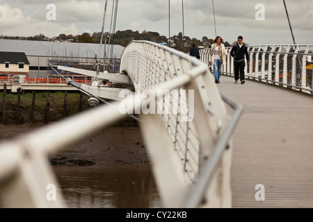 Moderne Hängebrücke geruht und gebaut, um die Jahrtausendwende im Jahr 2000 erinnern. Stockfoto