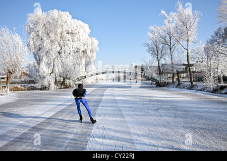 Eislaufen auf den Kanälen in die Landschaft aus den Niederlanden Stockfoto