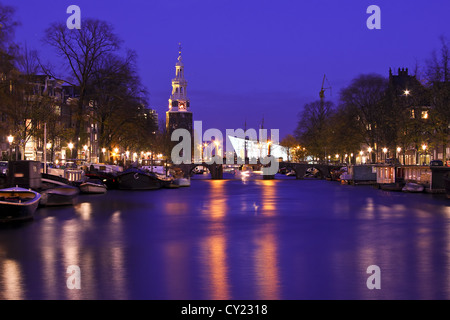 Die Montelbaanstower in Amsterdam Niederlande in der Nacht Stockfoto