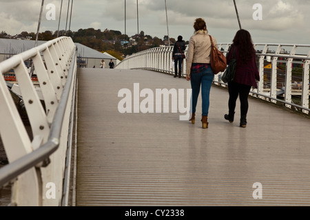 Fußgänger Passanten über Millennium Brücke über Fluss überspannt. Stockfoto