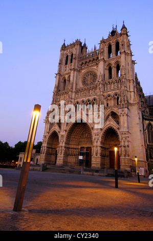 Kathedrale Notre-Dame bei Dämmerung, Amiens, Somme, Picardie, Frankreich Stockfoto