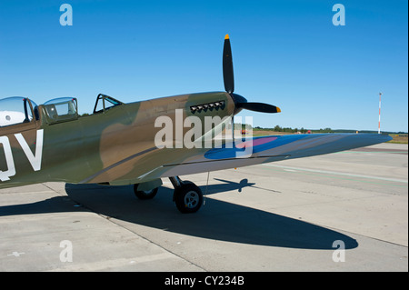 509 Supermarine Spitfire T9C am Inverness Dalcross Flughafen.  SCO 8728 Stockfoto