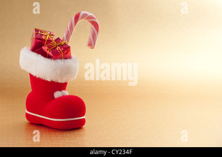 Rot Weihnachten Boot mit Geschenken auf Goldgrund Stockfoto