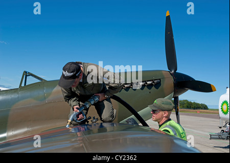 Supermarine 509 Spitfire T9C wird durch BP Kraftstoffe am Inverness Dalcross Flughafen refulled.  SCO 8731 Stockfoto