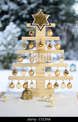 Hausgemachte Holz Weihnachtsbaum vor Schnee überdachte Terrasse Stockfoto