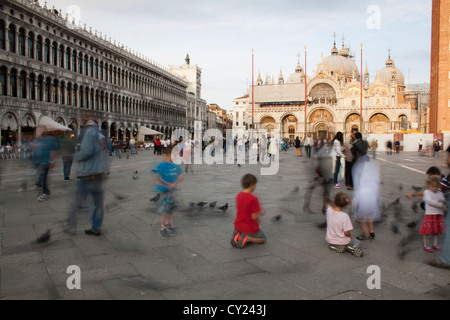 Blick auf die Basilica di San Marco vom Markusplatz entfernt in der Nachmittagssonne Stockfoto