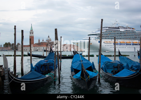 Kreuzfahrtschiff vorbei entlang der Kirche San Giorgio Maggiore mit Gondeln in der Front, Blick vom Markusplatz entfernt, Venedig Stockfoto