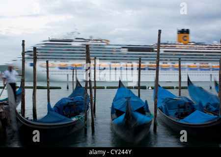 Kreuzfahrtschiff vorbei entlang der Kirche San Giorgio Maggiore mit Gondeln in der Front, Blick vom Markusplatz entfernt, Venedig Stockfoto