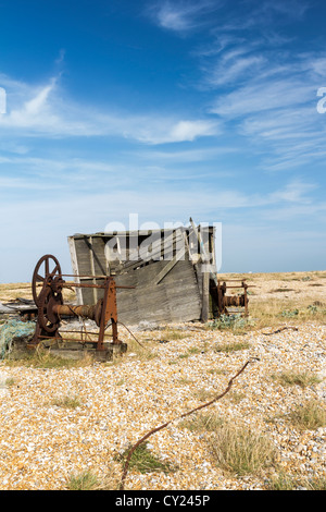 Aufgegeben, aufbauend auf den Kiesstrand bei Dungeness Kent England UK Stockfoto
